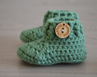 Green baby booties - Crochet baby shoes - Christmas pregnancy announcement - Crochet baby booties in green - gift baby neutral - unisex baby