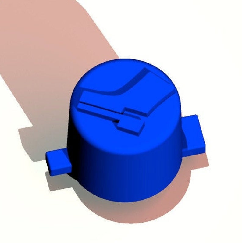 Peut inclure: Un bouton en plastique bleu avec un motif en relief d'un pied stylis&eacute;. Le bouton a deux petites pattes sur les c&ocirc;t&eacute;s.