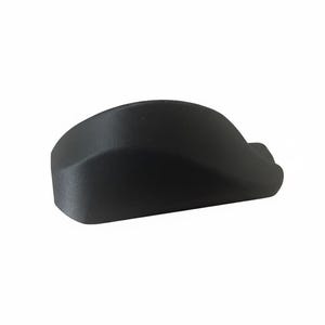 Pode incluir: Um objeto preto s&oacute;lido, curvo, com um acabamento liso e fosco. A forma lembra um design ergon&ocirc;mico pequeno, possivelmente um componente ou acess&oacute;rio. O objeto est&aacute; sobre um fundo branco liso.