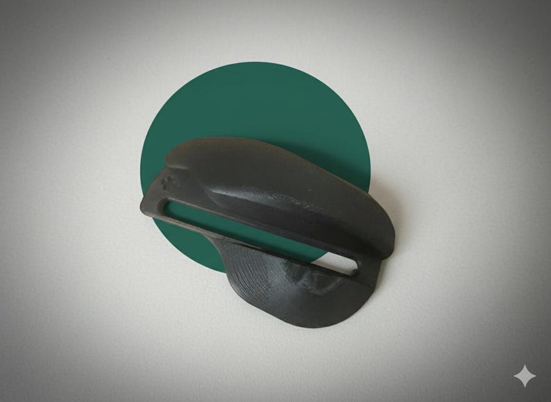 Pode incluir: Um objeto abstrato cinza escuro com um design curvo, possivelmente um elemento decorativo ou uma escultura. O objeto est&aacute; definido contra um c&iacute;rculo verde e um fundo branco, criando uma est&eacute;tica moderna.