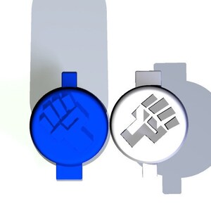 Peut inclure: Deux boutons ronds avec des symboles de poing lev&eacute;. Un bouton est bleu avec un poing noir, l'autre est blanc avec un poing gris.