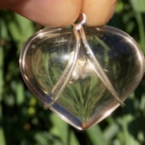 Pu&ograve; includere: Un ciondolo a forma di cuore in quarzo trasparente avvolto in filo d'argento. Il ciondolo &egrave; a forma di cuore e ha un'anellina in argento per appenderlo.