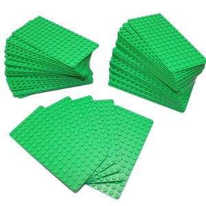 Op de afbeelding: Een stapel van 20 groene Lego-basisplaten, elk met een afmeting van 32 x 32 noppen. De basisplaten zijn gemaakt van duurzaam plastic en zijn perfect voor het bouwen van Lego-creaties.