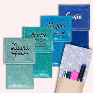 Peut inclure: Plusieurs pochettes carrées scintillantes bleues et turquoise, chacune avec un nom et une profession en écriture élégante. Une pochette est ouverte, révélant des stylos et une gomme rose. Accessoire élégant.