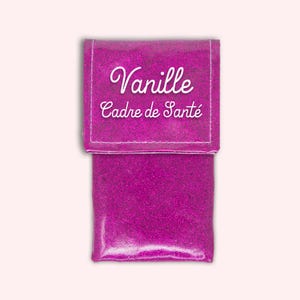 Puede incluir: Una bolsa rosa de purpurina con una solapa de pl&aacute;stico transparente. La solapa tiene texto blanco que dice "Vanille Cadre de Sant&eacute;".