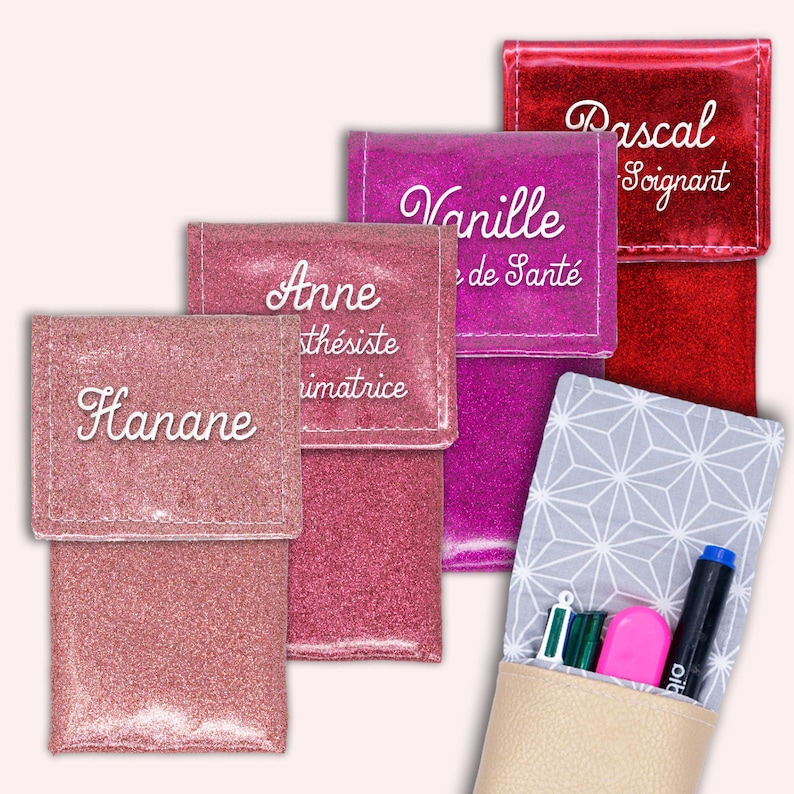 Puede incluir: Cinco estuches con cremallera diferentes con tejido de purpurina y frentes de vinilo transparente. Los estuches son de color rosa, rojo, morado y beige. Los estuches tienen nombres impresos en la parte delantera, incluyendo "Hanane", "Anne thesiste imatrice", "Vanille de Sant&eacute;" y "Pascal Soignant".