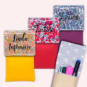 Peut inclure: Quatre étuis à crayons en tissu différents avec des noms personnalisés. Les étuis sont faits de tissus différents, y compris des imprimés floraux et des motifs géométriques. Les noms sur les étuis sont "Linda Infirmiere", "Justine" et "Justine".