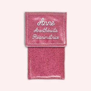 Puede incluir: Bolsa rosa con purpurina con una inscripci&oacute;n blanca que dice "Anne Anest&eacute;sica Reanimadora".