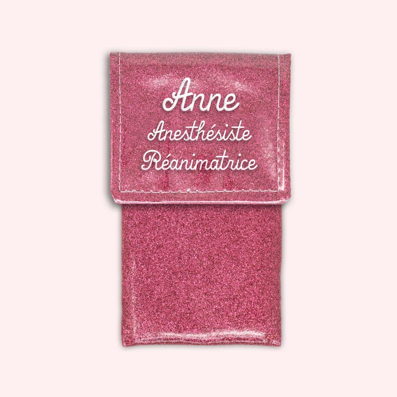 Puede incluir: Bolsa rosa con purpurina con una inscripci&oacute;n blanca que dice "Anne Anest&eacute;sica Reanimadora".