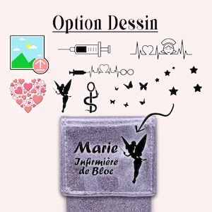 Peut inclure: Un tampon personnalisé violet avec le texte "Marie Infirmière de Bloc" et un motif de fée. Le tampon est entouré de diverses options de design, notamment un cœur avec un rythme cardiaque, une seringue, une fée, un stéthoscope, des étoiles et des papillons.