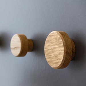 GANCHOS DE PARED // Round Oak, de WoodenAthens Cuélgalo imagen 3