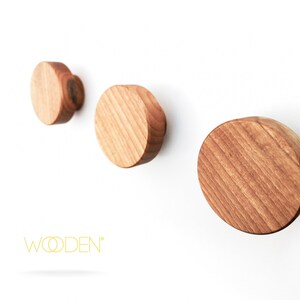 Ganci da parete rotondi in noce – Moderni appendiabiti e appendiabiti in legno di WoodenAthens