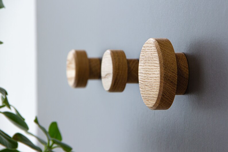 GANCHOS DE PARED // Round Oak, de WoodenAthens Cuélgalo imagen 2