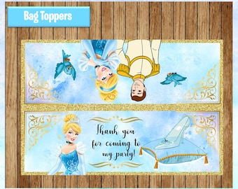Könnte beinhalten: Zwei bedruckbare Beuteltopper mit Aschenputtel und Prinz Charming. Der obere Topper zeigt Aschenputtel und Prinz Charming auf dem Kopf stehend mit blauen Vögeln. Der untere Topper zeigt Aschenputtel mit einem Glaspantoffel und dem Text "Vielen Dank, dass du zu meiner Party gekommen bist!"