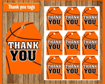 Puede incluir: Nueve etiquetas de regalo de baloncesto de color naranja y marrón con el texto "Gracias" impreso en negro.