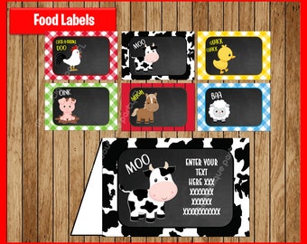 Puede incluir: Conjunto de etiquetas de alimentos imprimibles con animales de granja. Las etiquetas tienen un fondo de pizarra con un borde a cuadros rojo y blanco. Los animales incluyen un gallo, un cerdo, un caballo, una vaca, un pato y una oveja. Las etiquetas dicen "Cock-a-doodle doo", "Oink", "Neigh", "Moo", "Quack Quack" y "Baa".