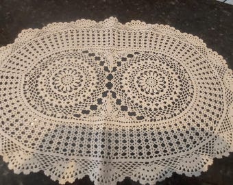 1 VINTAGE Handmade doily 18 1/2" x 12" good condition