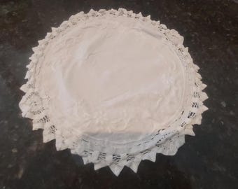 1 VINTAGE table  doily 11"round