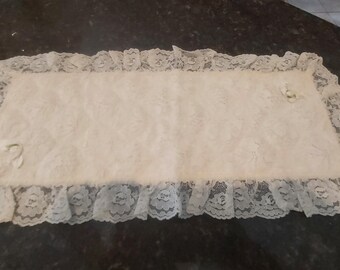 1 VINTAGE table lace doily 18"x8"