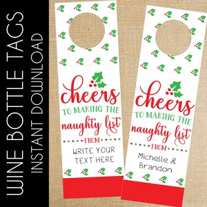 Puede incluir: Dos etiquetas de botella de vino blancas con un patr&oacute;n de acebo rojo y verde. El texto en las etiquetas dice "Cheers to making the naughty list" con espacio para un nombre y un mensaje.