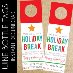 Puede incluir: Dos etiquetas de botella de vino imprimibles con un dise&ntilde;o "Holiday Break" en rojo, verde, azul y gris. El texto dice "Combina bien con Holiday Break. En caso de que nuestro hijo sea la raz&oacute;n por la que necesitas una bebida! &iexcl;Felices fiestas!" Una etiqueta est&aacute; dirigida a "Escribe tu texto aqu&iacute;" y la otra a "Sra. Baker".