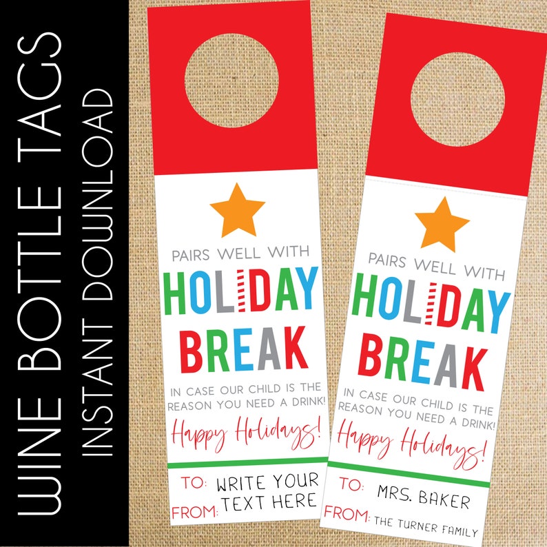 Puede incluir: Dos etiquetas de botella de vino imprimibles con un dise&ntilde;o "Holiday Break" en rojo, verde, azul y gris. El texto dice "Combina bien con Holiday Break. En caso de que nuestro hijo sea la raz&oacute;n por la que necesitas una bebida! &iexcl;Felices fiestas!" Una etiqueta est&aacute; dirigida a "Escribe tu texto aqu&iacute;" y la otra a "Sra. Baker".