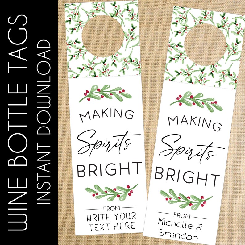 Puede incluir: Dos etiquetas de botella de vino imprimibles con fondo blanco y un patr&oacute;n de acebo verde y rojo. El texto en las etiquetas dice "Making Spirits Bright" con espacio para un mensaje personalizado del donante.