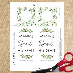 Puede incluir: Etiquetas para el cuello de la botella de vino imprimibles con un dise&ntilde;o de acebo verde y rojo. Las etiquetas dicen "Making Spirits Bright" y tienen un espacio para escribir "From".