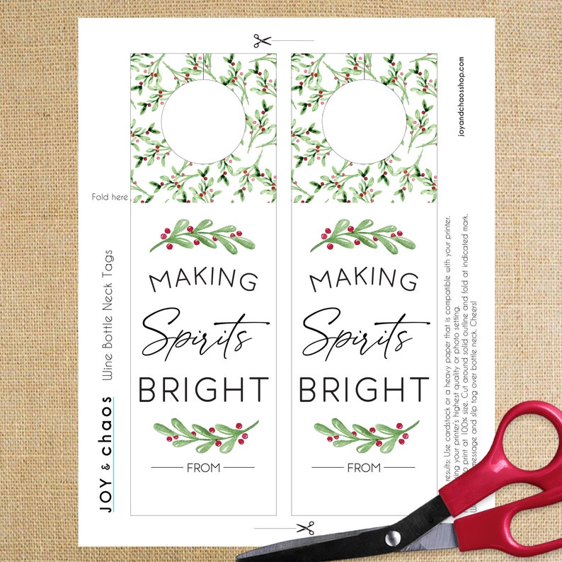 Puede incluir: Etiquetas para el cuello de la botella de vino imprimibles con un dise&ntilde;o de acebo verde y rojo. Las etiquetas dicen "Making Spirits Bright" y tienen un espacio para escribir "From".