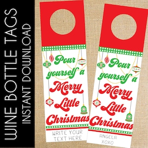 Puede incluir: Dos etiquetas de botella de vino imprimibles con un tema navide&ntilde;o en rojo, verde y blanco. Las etiquetas presentan el texto "Sirvete un peque&ntilde;o y feliz Navidad" con una cadena de adornos y campanas. Una etiqueta tiene el texto "Escribe tu texto aqu&iacute;" y la otra etiqueta tiene el texto "Angela xoxo".