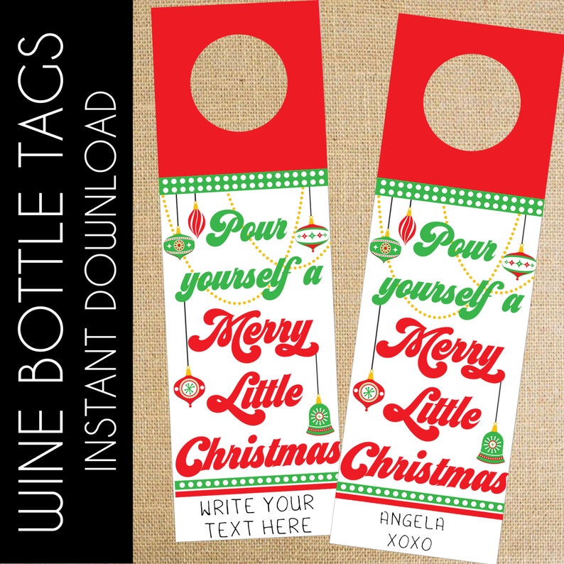 Puede incluir: Dos etiquetas de botella de vino imprimibles con un tema navide&ntilde;o en rojo, verde y blanco. Las etiquetas presentan el texto "Sirvete un peque&ntilde;o y feliz Navidad" con una cadena de adornos y campanas. Una etiqueta tiene el texto "Escribe tu texto aqu&iacute;" y la otra etiqueta tiene el texto "Angela xoxo".
