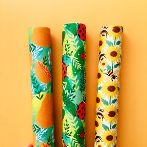 Bündel von 3 schrulligen recycelten Geschenkpapierbögen, von der Natur inspirierten Eco-Geschenkpapierbögen