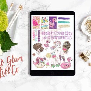 Pode incluir: Uma folha de adesivos para planejador digital com tema de verão. Os adesivos apresentam flamingos cor-de-rosa, cones de sorvete, uma sereia, um unicórnio e uma melancia. A folha também inclui uma variedade de outros adesivos, como corações, estrelas e coroas.