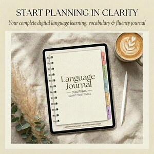 Puede incluir: Un diario digital de aprendizaje de idiomas en una pantalla de tableta con el texto Language Journal, JOURNAL y CLARITYNESTTOOLS. La interfaz presenta pestañas laterales coloridas etiquetadas como START, VOCABULARY, STUDY, GOALS y NOTES, junto a un lápiz óptico.