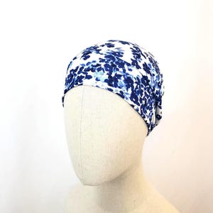 Può includere: Un turbante con fascia a stampa floreale bianca e blu. La fascia è realizzata in tessuto morbido ed elastico, perfetta per aggiungere un tocco di stile a qualsiasi outfit.