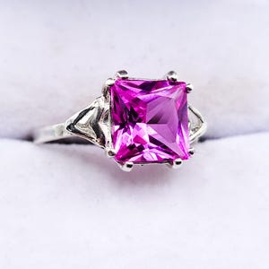 Anello in argento sterling 925 con zaffiro rosa taglio princess reattivo ai raggi UV. immagine 10