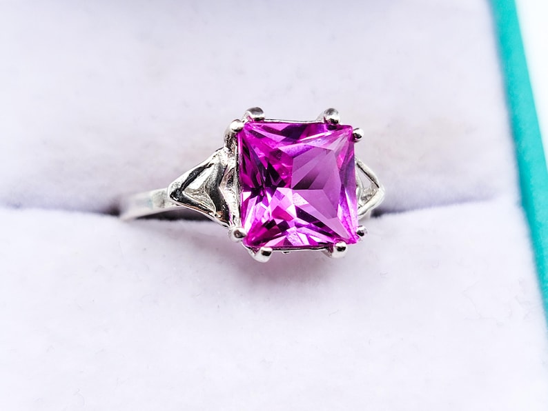 Anello in argento sterling 925 con zaffiro rosa taglio princess reattivo ai raggi UV. immagine 10