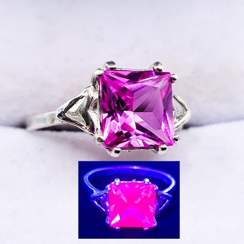 Anello in argento sterling 925 con zaffiro rosa taglio princess reattivo ai raggi UV. immagine 1