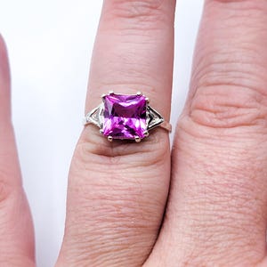 Anello in argento sterling 925 con zaffiro rosa taglio princess reattivo ai raggi UV. immagine 5