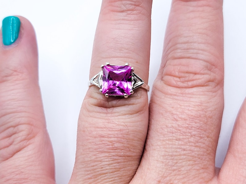 Anello in argento sterling 925 con zaffiro rosa taglio princess reattivo ai raggi UV. immagine 5