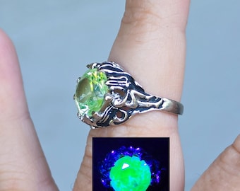 Vintage 10k White Gold UV Spinel Ring Green Elaborate Figural Nude Size 6 Uranium Glass