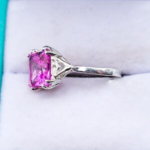 Anello in argento sterling 925 con zaffiro rosa taglio princess reattivo ai raggi UV. immagine 9