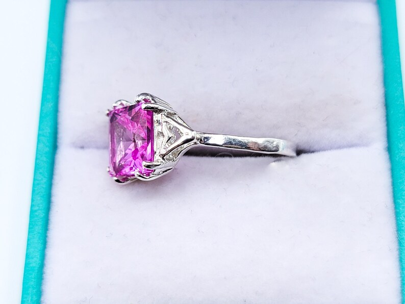 Anello in argento sterling 925 con zaffiro rosa taglio princess reattivo ai raggi UV. immagine 9