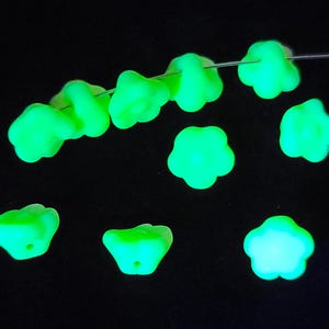 Custard Flower Uranium Glass Beads 8mm White Czech 10pcs image 2