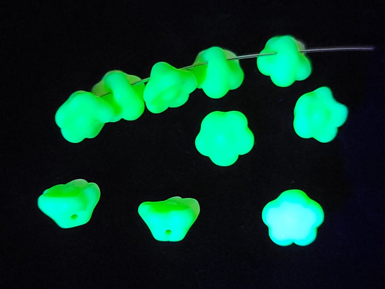 Custard Flower Uranium Glass Beads 8mm White Czech 10pcs image 2