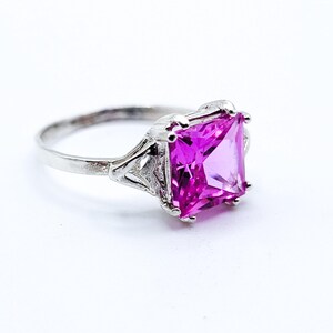 Anello in argento sterling 925 con zaffiro rosa taglio princess reattivo ai raggi UV. immagine 4