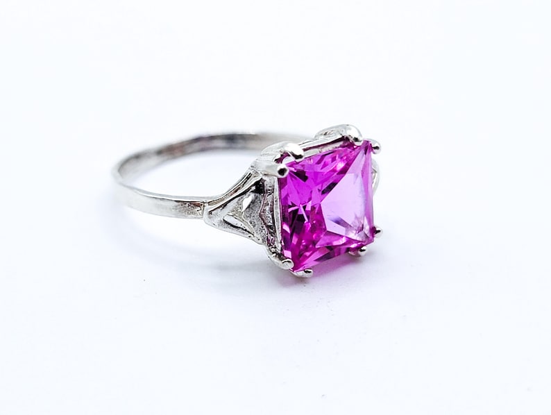 Anello in argento sterling 925 con zaffiro rosa taglio princess reattivo ai raggi UV. immagine 4