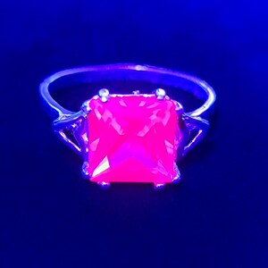 Anello in argento sterling 925 con zaffiro rosa taglio princess reattivo ai raggi UV. immagine 2