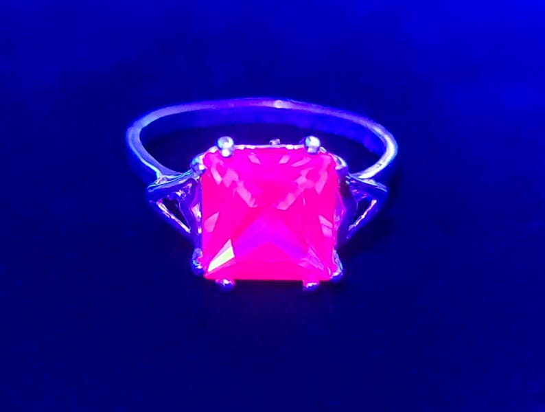 Anello in argento sterling 925 con zaffiro rosa taglio princess reattivo ai raggi UV. immagine 2