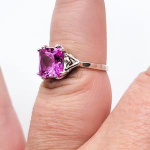 Anello in argento sterling 925 con zaffiro rosa taglio princess reattivo ai raggi UV. immagine 7